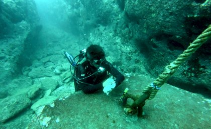 Placing pressure transducers in the inner lagoon of Temae, Moorea. Photo by V. Parravicini